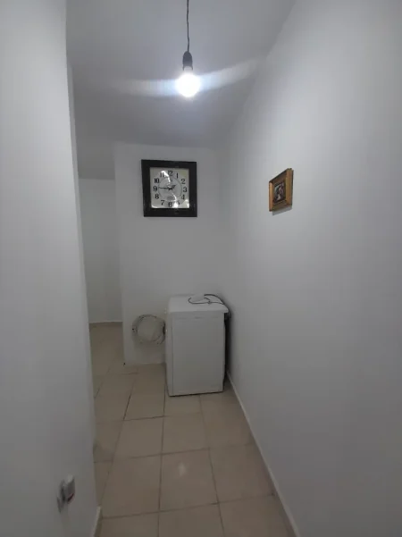 Tirane, jepet me qera apartament 2+1+2 Tualete, Kati 1 banim, 90 m² 500 € (Prane Shkolles Aleks Buda, Laprake, Tirane.)
