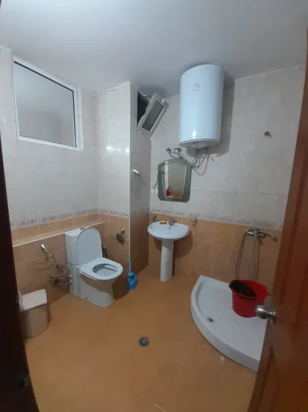 Tirane, jepet me qera apartament 2+1+2 Tualete, Kati 1 banim, 90 m² 500 € (Prane Shkolles Aleks Buda, Laprake, Tirane.)