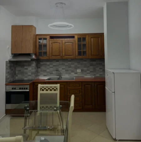 Tirane, jepet me qera apartament 1+1 Kati 3, 70 m² 520 € (Rruga Bill Klinton)