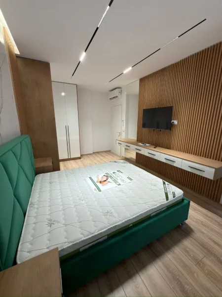 Tirane, jepet me qera apartament 2+1+Ballkon , 100 m² 1.200 € (Komuna e Parisit)