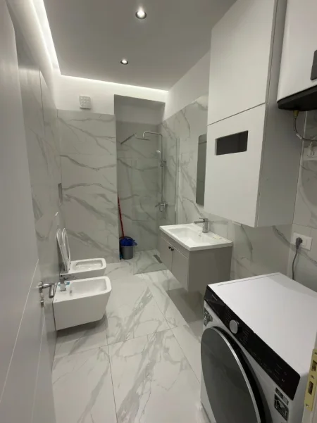 Tirane, jepet me qera apartament 2+1+Ballkon , 100 m² 1.200 € (Komuna e Parisit)