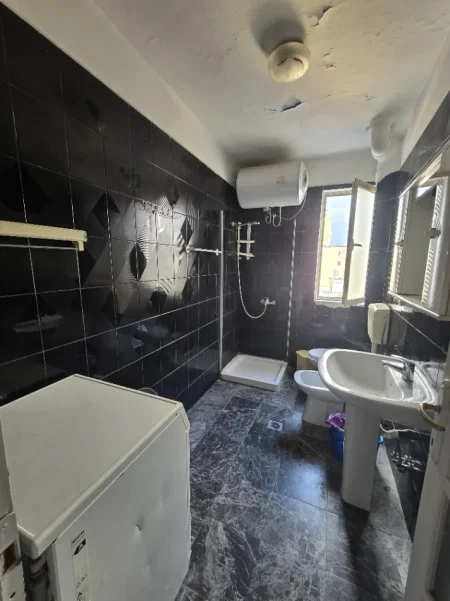 Tirane, shitet apartament 1+1 Kati 5, 52 m² 112.000 € (Kryqezimi i Brrylit)