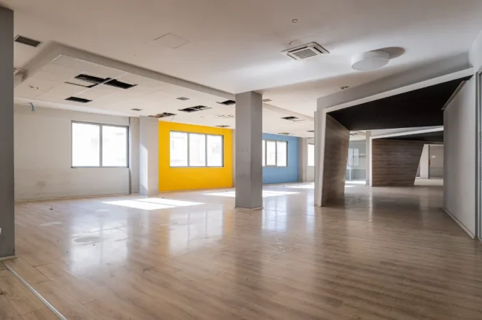 Tirane, jepet me qera zyre Kati 1, 1.350 m² 13.500 € (ALI DEMI)