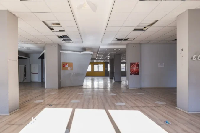 Tirane, jepet me qera zyre Kati 1, 1.350 m² 13.500 € (ALI DEMI)