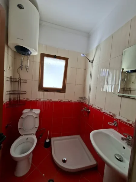 🏠 Me Qera: Kt.1 i një Vile 1+1 (📍Xhamllik - 500 m nga Venue Pas Profarmës) Hera e parë me qera || Oborr Privat ✨️  45,000 lekë / Muaji 💶