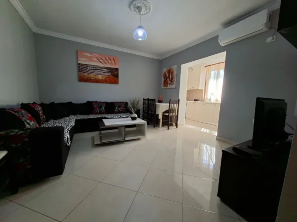 🏠 Me Qera: Kt.1 i një Vile 1+1 (📍Xhamllik - 500 m nga Venue Pas Profarmës) Hera e parë me qera || Oborr Privat ✨️  45,000 lekë / Muaji 💶