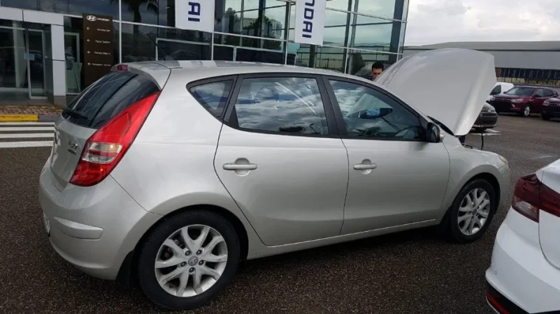 Tirane, shes makine Hyundai i30 Nafte, bezhë automatik Kondicioner 200.000 km 5.500 €
