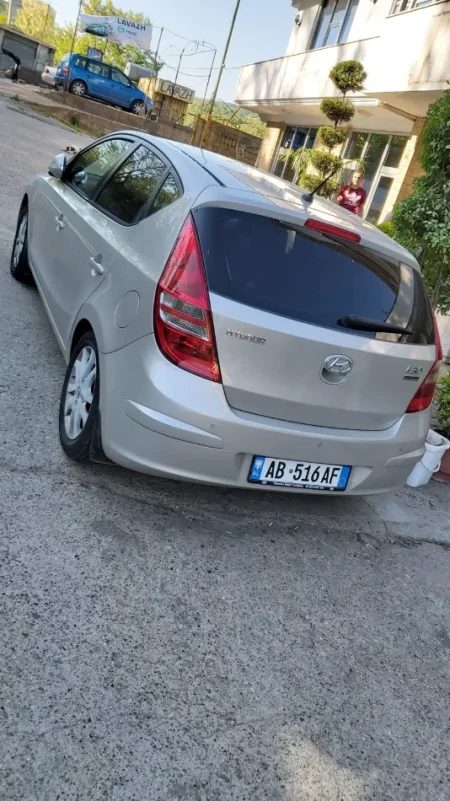Tirane, shes makine Hyundai i30 Nafte, bezhë automatik Kondicioner 200.000 km 5.500 €
