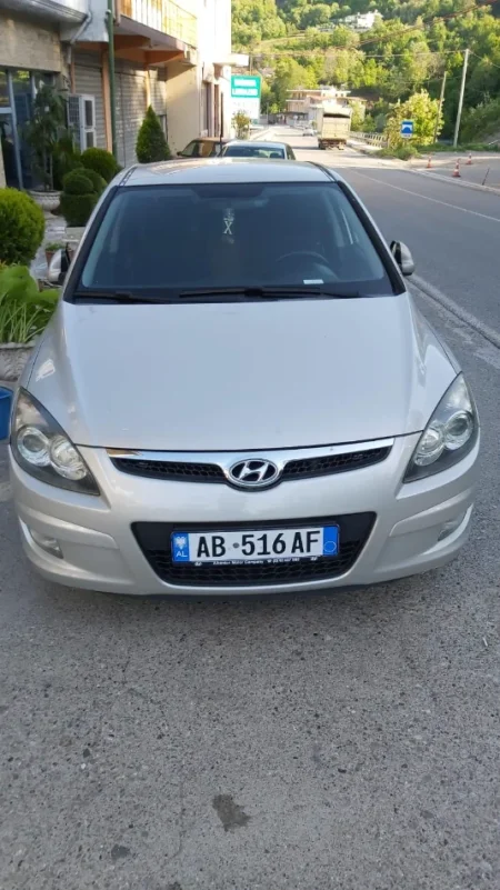 Tirane, shes makine Hyundai i30 Nafte, bezhë automatik Kondicioner 200.000 km 5.500 €