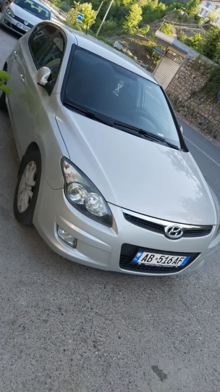 Tirane, shes makine Hyundai i30 Nafte, bezhë automatik Kondicioner 200.000 km 5.500 €