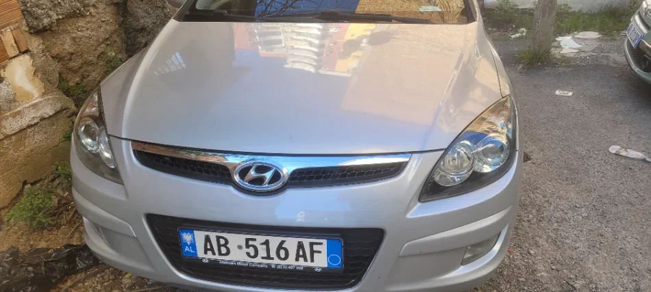 Tirane, shes makine Hyundai i30 Nafte, bezhë automatik Kondicioner 200.000 km 5.500 €