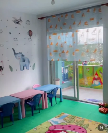 Tirane, shes Shitet biznes çerdhe dhe Kopesht (Pallati i verdhe, kthesa e kamzes.) 7.000 €