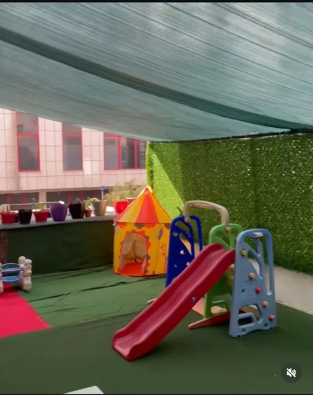 Tirane, shes Shitet biznes çerdhe dhe Kopesht (Pallati i verdhe, kthesa e kamzes.) 7.000 €