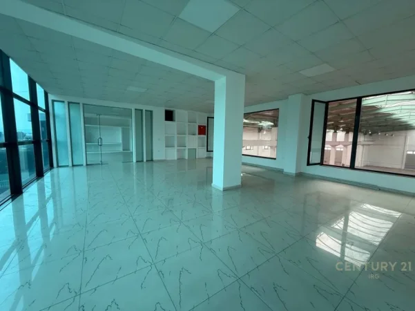 Tirane, jepet me qera kapanon  Kati 0, 5.000 m² 8.000 € (Prush)