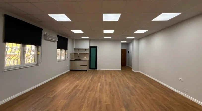 Tirane, jepet me qera zyre Kati 1, 70 m² 900 € (Qender)