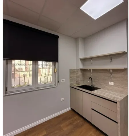 Tirane, jepet me qera zyre Kati 1, 70 m² 900 € (Qender)