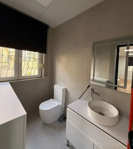 Tirane, jepet me qera zyre Kati 1, 70 m² 900 € (Qender)