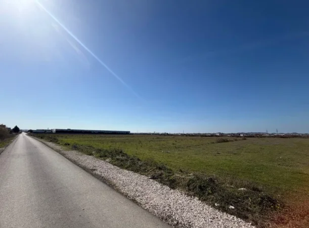 Durres, shitet truall , 6.700 m² 300.000 € (Autostrada Tr-Dr, mbikalimi i Fllakes)