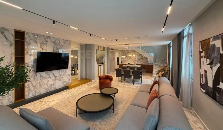 Tirane, jepet me qera apartament duplex 3+1 Kati 12, 221 m² 5.001 € (Square 21)