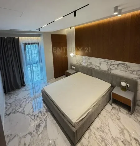 Tirane, jepet me qera apartament duplex 3+1 Kati 12, 221 m² 5.001 € (Square 21)