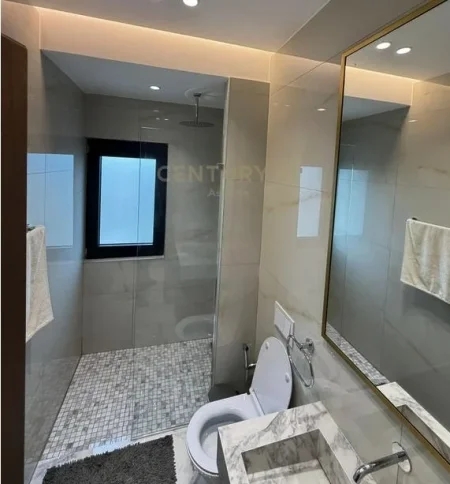 Tirane, jepet me qera apartament duplex 3+1 Kati 12, 221 m² 5.001 € (Square 21)