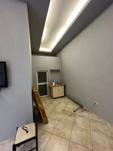 Tirane, jepet me qera dyqan Kati 0, 33 m² 300 € (medreseja)