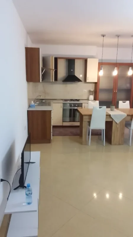 Tirane, jepet me qera apartament 2+1+Ballkon Kati 4, 90 m² 750 € (Pas 15 kateshit)