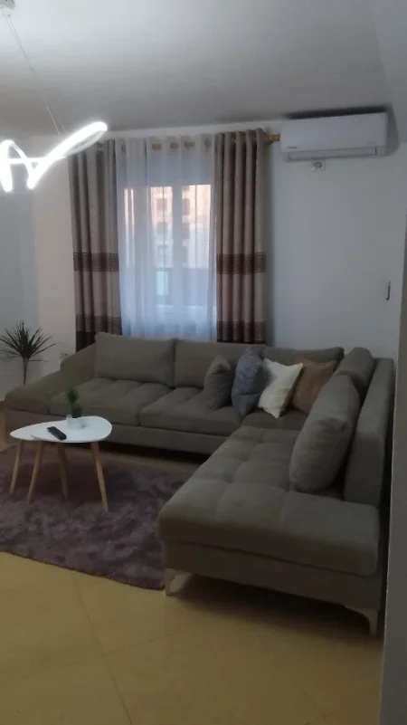 Tirane, jepet me qera apartament 2+1+Ballkon Kati 4, 90 m² 750 € (Pas 15 kateshit)