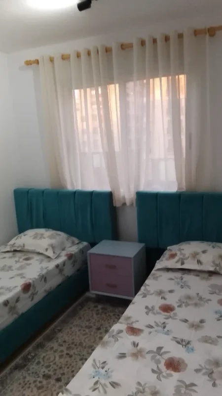 Tirane, jepet me qera apartament 2+1+Ballkon Kati 4, 90 m² 750 € (Pas 15 kateshit)