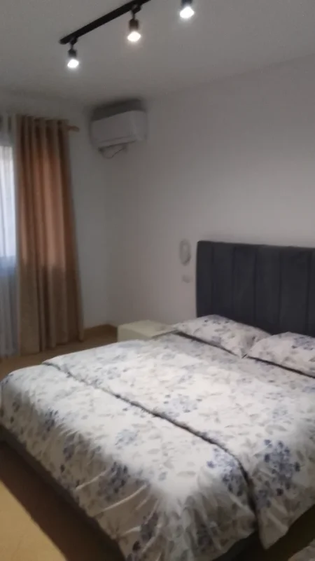 Tirane, jepet me qera apartament 2+1+Ballkon Kati 4, 90 m² 750 € (Pas 15 kateshit)