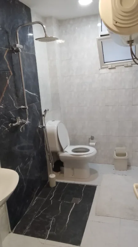 Tirane, jepet me qera apartament 2+1+Ballkon Kati 4, 90 m² 750 € (Pas 15 kateshit)