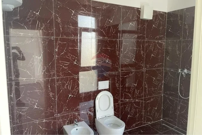 Tirane, jepet me qera zyre , 130 m² 1.300 € (Komuna e parisit)