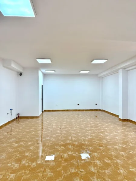 Tirane, jepet me qera ambjent biznesi Kati 0, 65 m² 600 € 