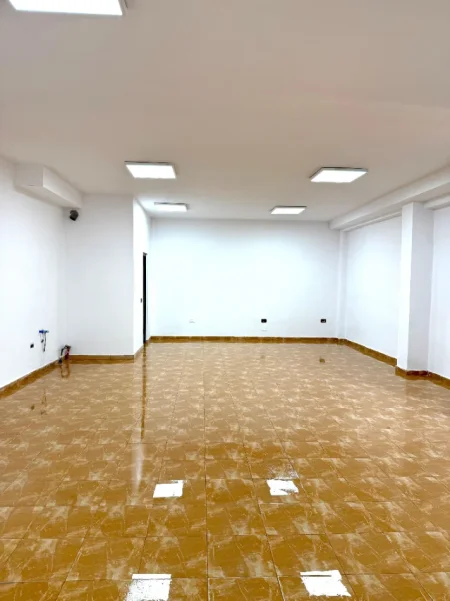Tirane, jepet me qera ambjent biznesi Kati 0, 65 m² 600 € 