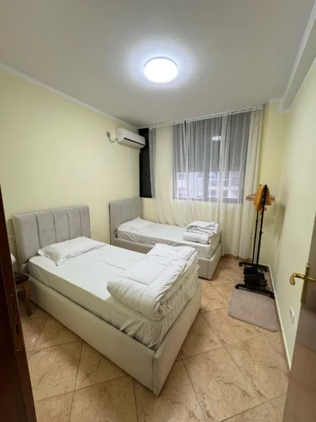 Tirane, shes Shiten dy krevate tek me dyshek 250 €