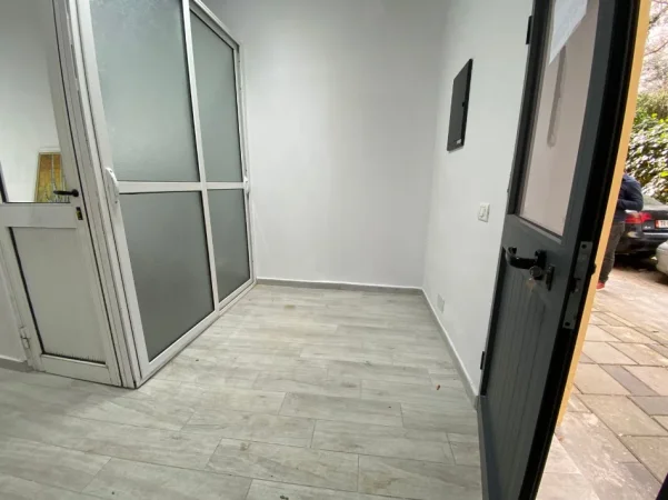 Tirane, jepet me qera ambjent biznesi Kati 0, 35 m² 300 € (Pranë shkollës “Osman Myderizi”)