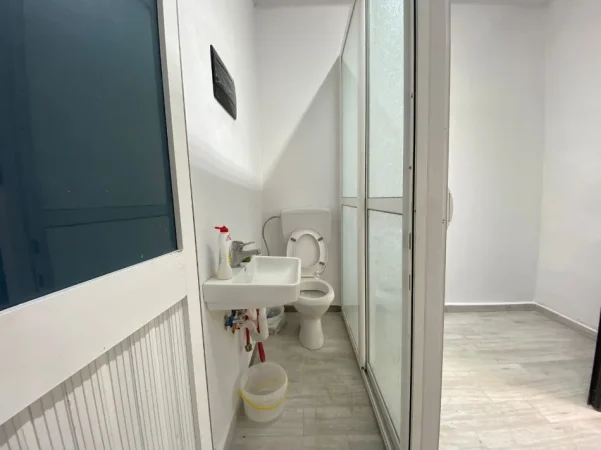 Tirane, jepet me qera ambjent biznesi Kati 0, 35 m² 300 € (Pranë shkollës “Osman Myderizi”)