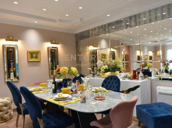 Tirane, jepet me qera apartament 3+1+Ballkon Kati 9, 138 m² 2.000 € (blloku)