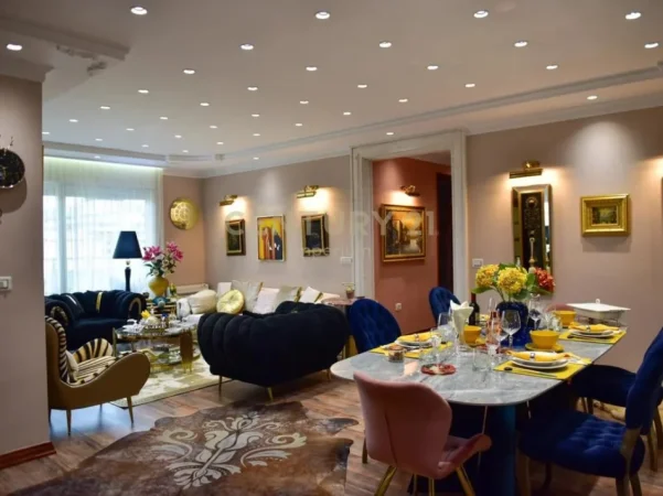 Tirane, jepet me qera apartament 3+1+Ballkon Kati 9, 138 m² 2.000 € (blloku)