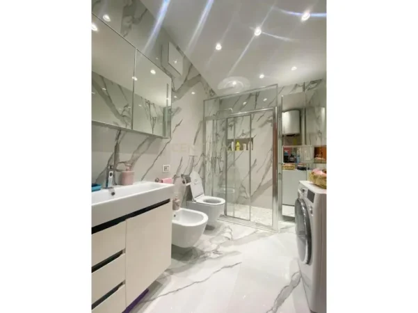 Tirane, jepet me qera apartament 3+1+Ballkon Kati 9, 138 m² 2.000 € (blloku)