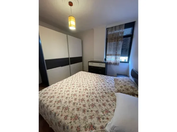 Tirane, jepet me qera apartament 2+1+2+Ballkon Kati 2, 84 m² 700 € (Liqeni Artificial)
