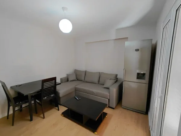 Tirane, jepet me qera apartament 1+1+Ballkon Kati 3, 54 m² 50.000 € (Rruga e barikadave)