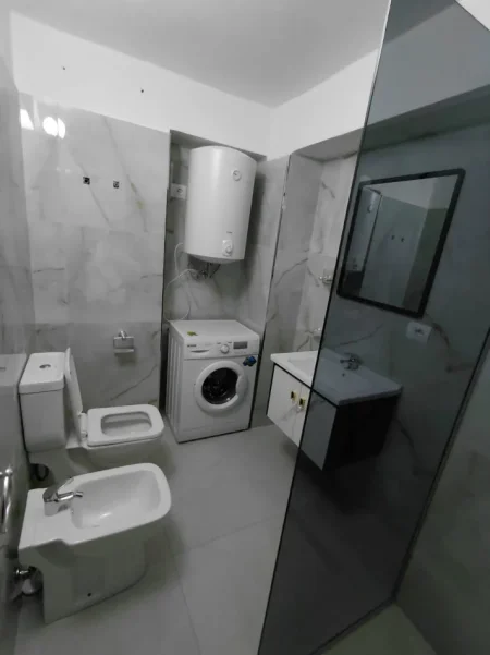 Tirane, jepet me qera apartament 1+1+Ballkon Kati 3, 54 m² 50.000 € (Rruga e barikadave)