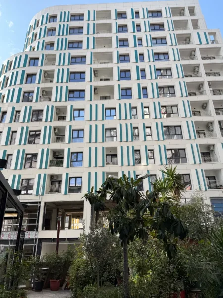 Tirane, jepet me qera apartament 1+1+Ballkon Kati 8, 80 m² 650 € (Apartament 1+1+Parking Per Qera Zogu I Zi Plotesisht I Mobiluar)