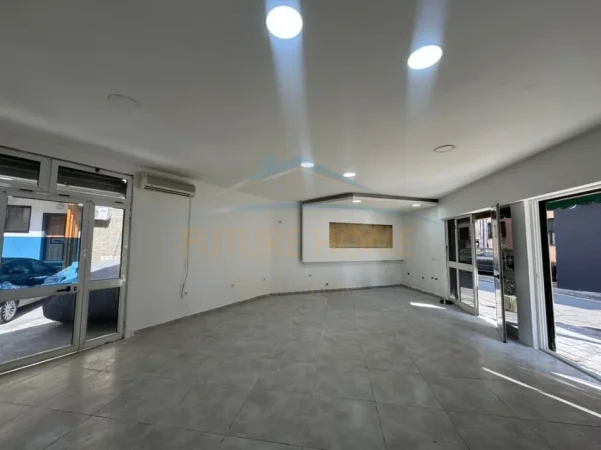 Tirane, jepet me qera ambjent biznesi Kati 0, 54 m² 570 € 