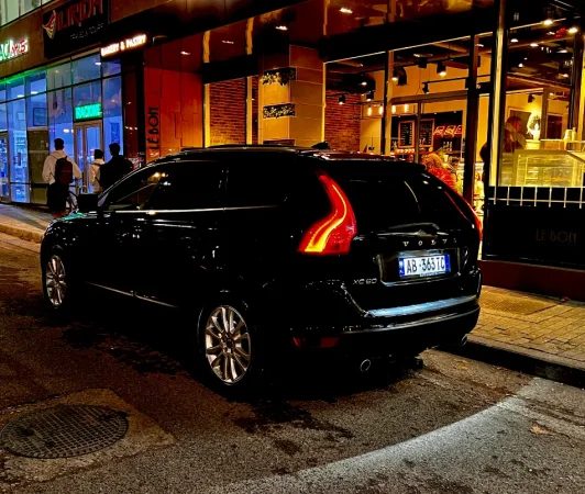 Shqiperi, shes SUV Volvo xc60 3.0B/G Benzin, blu e errët automatik Klima 172.000 km 82.000 €