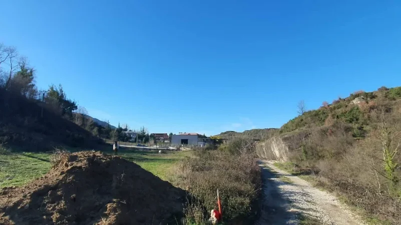 Tirane, shitet truall , 2.523 m² (ibe e poshtme)