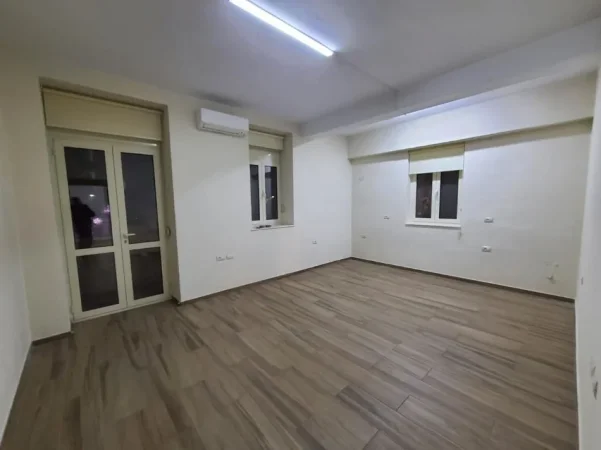 Tirane, jepet me qera apartament Kati 2, 75 m² 850 € (Bulevardi Zogu 1)