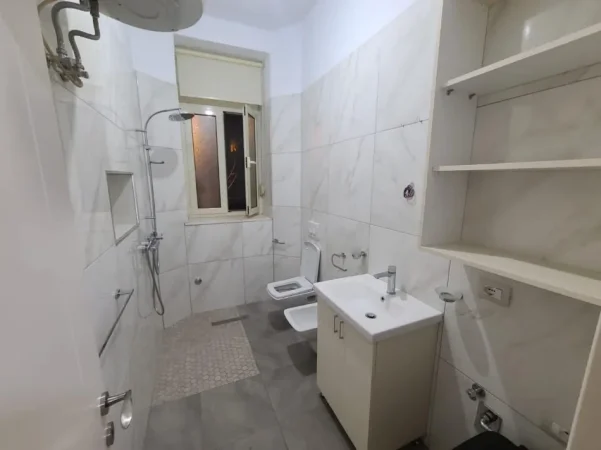 Tirane, jepet me qera apartament Kati 2, 75 m² 850 € (Bulevardi Zogu 1)