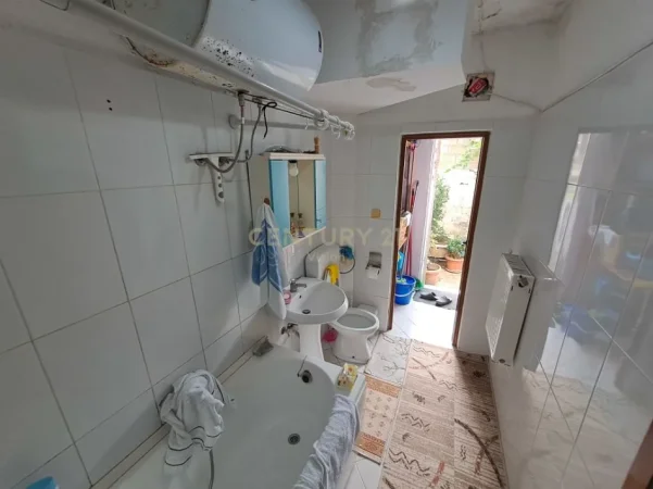 Shkoder, shitet apartament 2+1 Kati 0, 75 m² 70.000 € (fusha e drunjve)